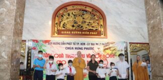 Ban Hướng dẫn Phật tử TP.HCM tặng quà trung thu và trao học bổng đến các em học sinh
