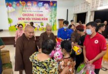 Chùa Ấn Quang tổ chức tặng quà cho các em thiếu nhi