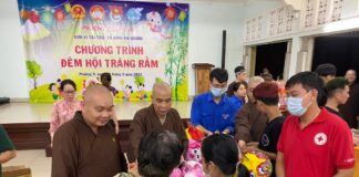 Chùa Ấn Quang tổ chức tặng quà cho các em thiếu nhi