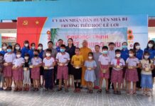 Ban Trị sự Phật giáo huyện Nhà Bè tặng quà đến người mù và trẻ em dịp Trung thu