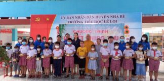 Ban Trị sự Phật giáo huyện Nhà Bè tặng quà đến người mù và trẻ em dịp Trung thu