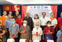 Phật giáo Quận 8 tặng quà, khám bệnh người cao tuổi