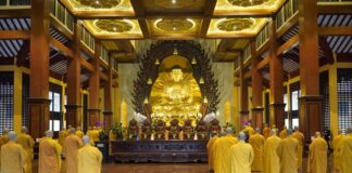 Trang nghiêm lễ bố tát tại Việt Nam Quốc Tự