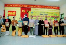 Phân ban Ni giới TP.Hồ Chí Minh tặng quà đồng bào bị thiên tại lũ lụt tại các tỉnh miền Trung