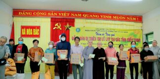 Phân ban Ni giới TP.Hồ Chí Minh tặng quà đồng bào bị thiên tại lũ lụt tại các tỉnh miền Trung