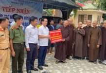 Ban Trị sự GHPGVN Q.Tân Phú trao tặng 500 triệu đồng đến các hộ dân tại vùng bão huyện Kỳ Sơn, tỉnh Nghệ An