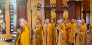 Bố tát tập trung tại Việt Nam Quốc Tự (Quận 10)