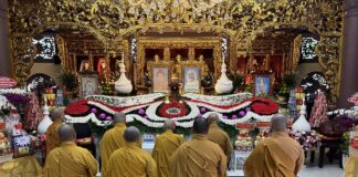 Chư tôn đức Văn phòng BTS GHPGVN TP.HCM dâng hương tưởng niệm cố HT.Thích Trí Dũng