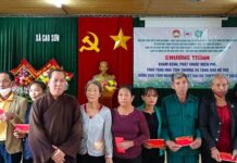 Phật giáo quận 8 trao quà đến các hộ dân bị ảnh hưởng bởi bão, lũ tại địa phương