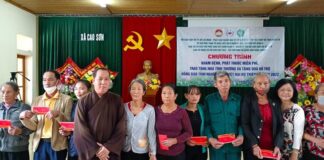 Phật giáo quận 8 trao quà đến các hộ dân bị ảnh hưởng bởi bão, lũ tại địa phương