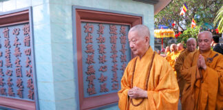 Đức Pháp chủ GHPGVN nhiễu tháp, dâng hương tưởng niệm cố Trưởng lão Hòa thượng Thích Đạt Thanh