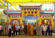 Quận 8: Chùa Long Hoa phối hợp tổ chức trao 500 phần quà đến bà con có hoàn cảnh khó khăn