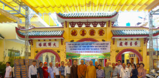 Quận 8: Chùa Long Hoa phối hợp tổ chức trao 500 phần quà đến bà con có hoàn cảnh khó khăn