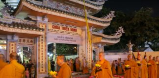 Đêm hoa đăng tưởng niệm tại đại lễ kỳ siêu