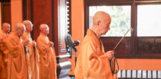 Đức Pháp chủ chứng minh lễ bố tát tụng giới tại Việt Nam Quốc Tự