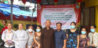 Quận 8: Chùa Pháp Thiền khám bệnh, phát thuốc và trao quà cho hộ nghèo