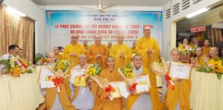 Quận 3: Lớp Sơ cấp Phật học quận 3 trao chứng chỉ tốt nghiệp đến Tăng Ni sinh khóa XIV (2021-2023)