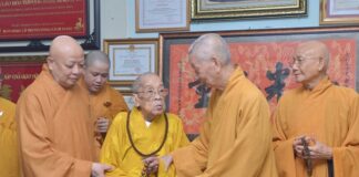 Đức Pháp chủ GHPGVN thăm Đại lão Hòa thượng Thích Hiển Tu, 103 tuổi