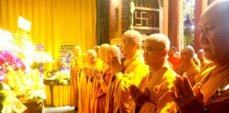 Ban Trị sự GHPGVN TP.HCM viếng tang cố Trưởng lão Hòa thượng Thích Thanh Sơn