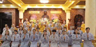 Phái đoàn Phân ban Ni giới Trung ương cúng dường trường hạ chùa Minh Đạo