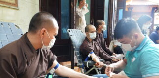 Quận 6: Chư Tăng và Phật tử tham gia hiến máu nhân đạo tại trường hạ Tổ đình Tuyền Lâm
