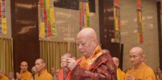 Trang nghiêm lễ phóng liên đăng trong Pháp hội Vu lan tại Việt Nam Quốc Tự