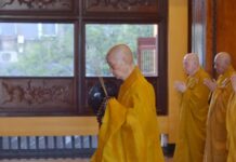 Đức Pháp chủ cùng chư Tăng bố tát – tụng giới tại Việt Nam Quốc Tự
