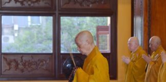 Đức Pháp chủ cùng chư Tăng bố tát – tụng giới tại Việt Nam Quốc Tự