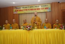 Ban Hướng dẫn Phật tử TP.HCM trao chứng nhận đến Phật tử khóa tu mùa hạ