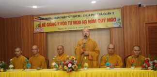 Ban Hướng dẫn Phật tử TP.HCM trao chứng nhận đến Phật tử khóa tu mùa hạ