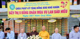 Nhà Bè: Tổ chức gian hàng 0 đồng, tặng học bổng và trao quà cho bà con có hoàn cảnh khó khăn