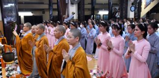 Phú Nhuận: Thắp nến và cái hoa hồng tại Quan Âm Tu Viện