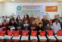 Ban Từ thiện xã hội GHPGVN TP.HCM tặng quà đến bà con khiếm thị và học sinh tại Bình Định