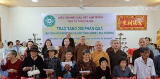 Ban Từ thiện xã hội GHPGVN TP.HCM tặng quà đến bà con khiếm thị và học sinh tại Bình Định