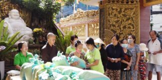 Quận 3: Chùa Minh Đạo trao tặng 100 phần quà cho bà con có hoàn cảnh khó khăn