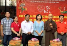 Quận 8: Phật Giáo Quận 8 trao quà Tết đến người dân khó khăn