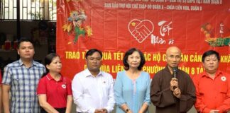 Quận 8: Phật Giáo Quận 8 trao quà Tết đến người dân khó khăn