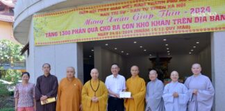 Phật giáo TP.HCM trao tặng 1.300 phần quà Tết đến người nghèo Q.10 và Q.Tân Bình