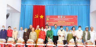 Quận 8: Khám bệnh, phát thuốc và trao quà tết cho người dân xã Tân Tây