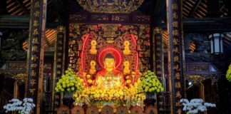 Nhà Bè: Chùa Pháp Võ trang nghiêm lễ thắp nến hoa đăng kính mừng Đại lễ Phật thành đạo