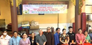 Quận 8: Chùa Phổ Đà Sơn trao tặng 300 phần quà Tết