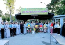 Bình Chánh: Trao tặng 1000 phần quà yêu thương gửi đến người dân