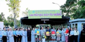 Bình Chánh: Trao tặng 1000 phần quà yêu thương gửi đến người dân