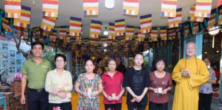 Quận 5: Chùa Thiên Tôn tặng quà tết cho bà con có hoàn cảnh khó khăn