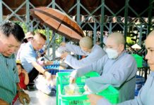 Bình Chánh: Chùa Thanh Tâm trao tặng 3.000 suất cơm chay vat 5.000 chai nước suối nhân ngày rằm tháng Giêng