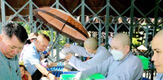 Bình Chánh: Chùa Thanh Tâm trao tặng 3.000 suất cơm chay vat 5.000 chai nước suối nhân ngày rằm tháng Giêng