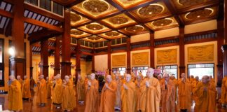 Trang nghiêm Lễ Bố Tát tại định kỳ tại Việt Nam Quốc Tự