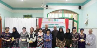 Quận 8: Phật giáo quận 8 trao tặng quà cho đồng bào Chăm nhân dịp tháng Chay Ramadan