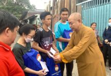 Quận 8: Phật giáo quận hỗ trợ các gia đình bị hoả hoạn tại phường 2
