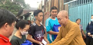 Quận 8: Phật giáo quận hỗ trợ các gia đình bị hoả hoạn tại phường 2